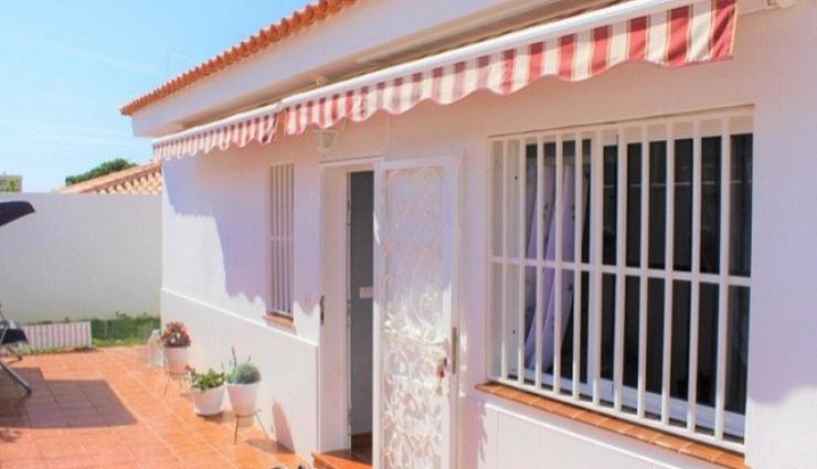 Se vende bonito bungalow de 3 dormitorios en Callao Salvaje-350.000